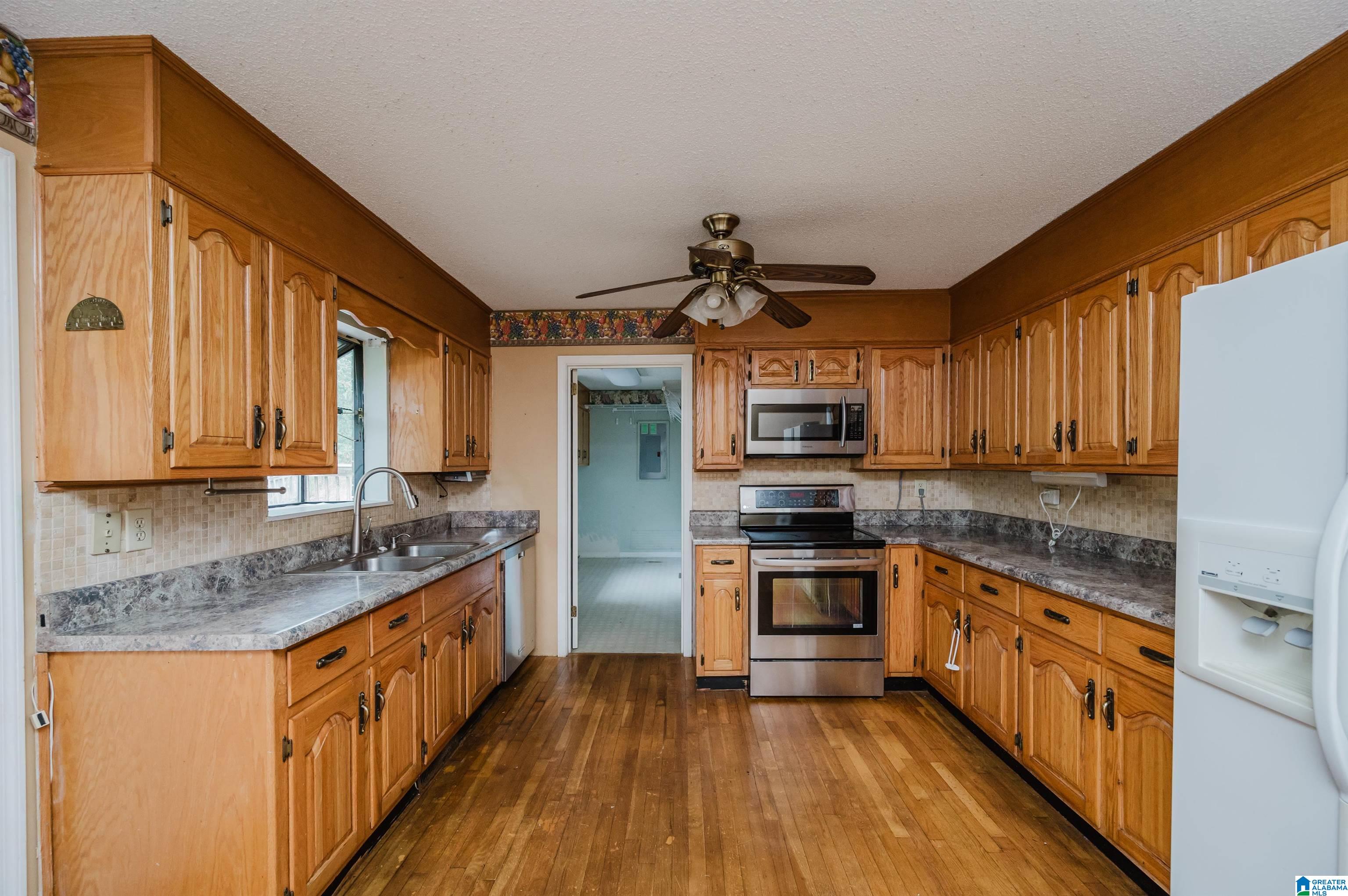 8988 Bankston Road Warrior, AL 35180 - Photo 9 of 47
