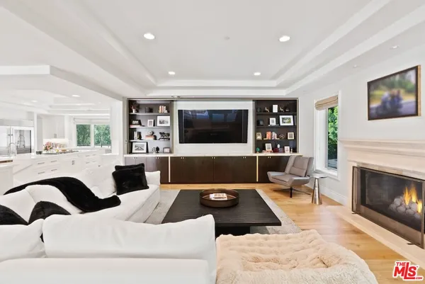 $7,475,888 | 23593 Parksouth Street, Calabasas, CA 91302