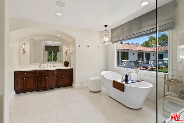 $7,475,888 | 23593 Parksouth Street, Calabasas, CA 91302