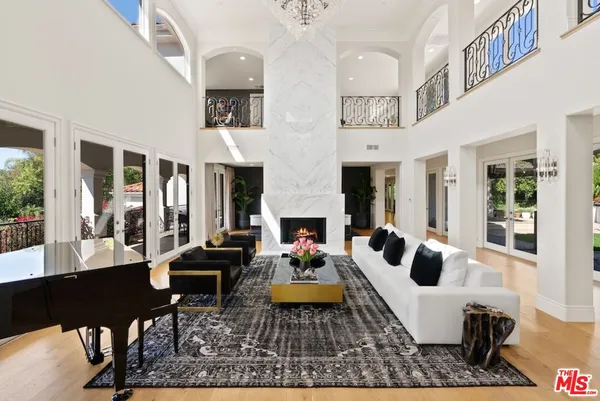 $7,475,888 | 23593 Parksouth Street, Calabasas, CA 91302
