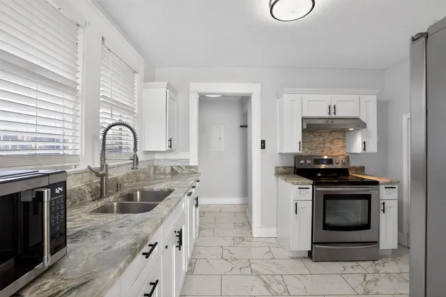 $395,000 | 2703 Gladstone Drive, Dallas, TX 75211