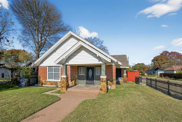 $395,000 | 2703 Gladstone Drive, Dallas, TX 75211