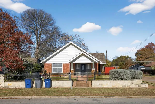 $395,000 | 2703 Gladstone Drive, Dallas, TX 75211