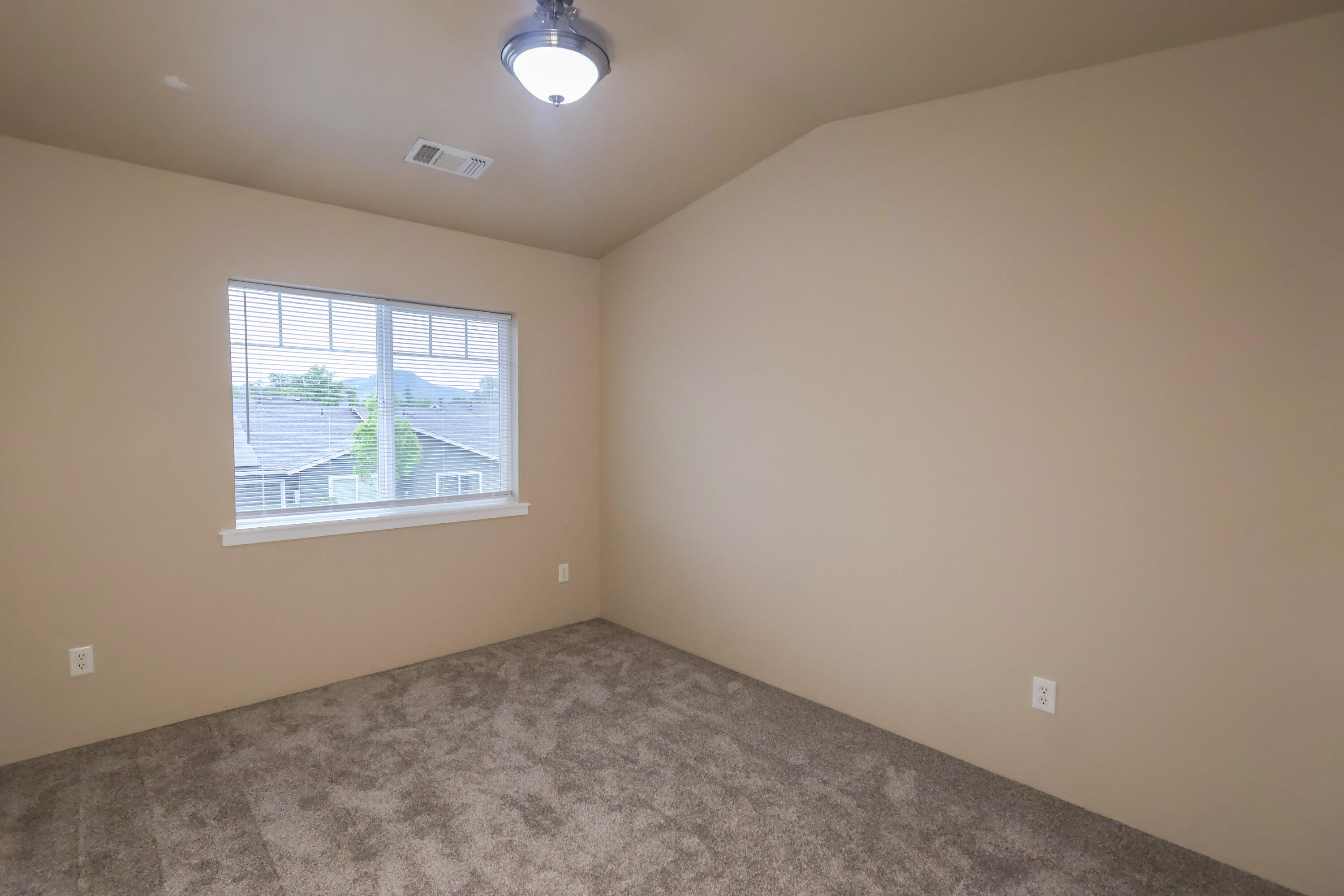 303 Live Oak Loop Central Point, OR 97502 - Photo 16 of 20 13