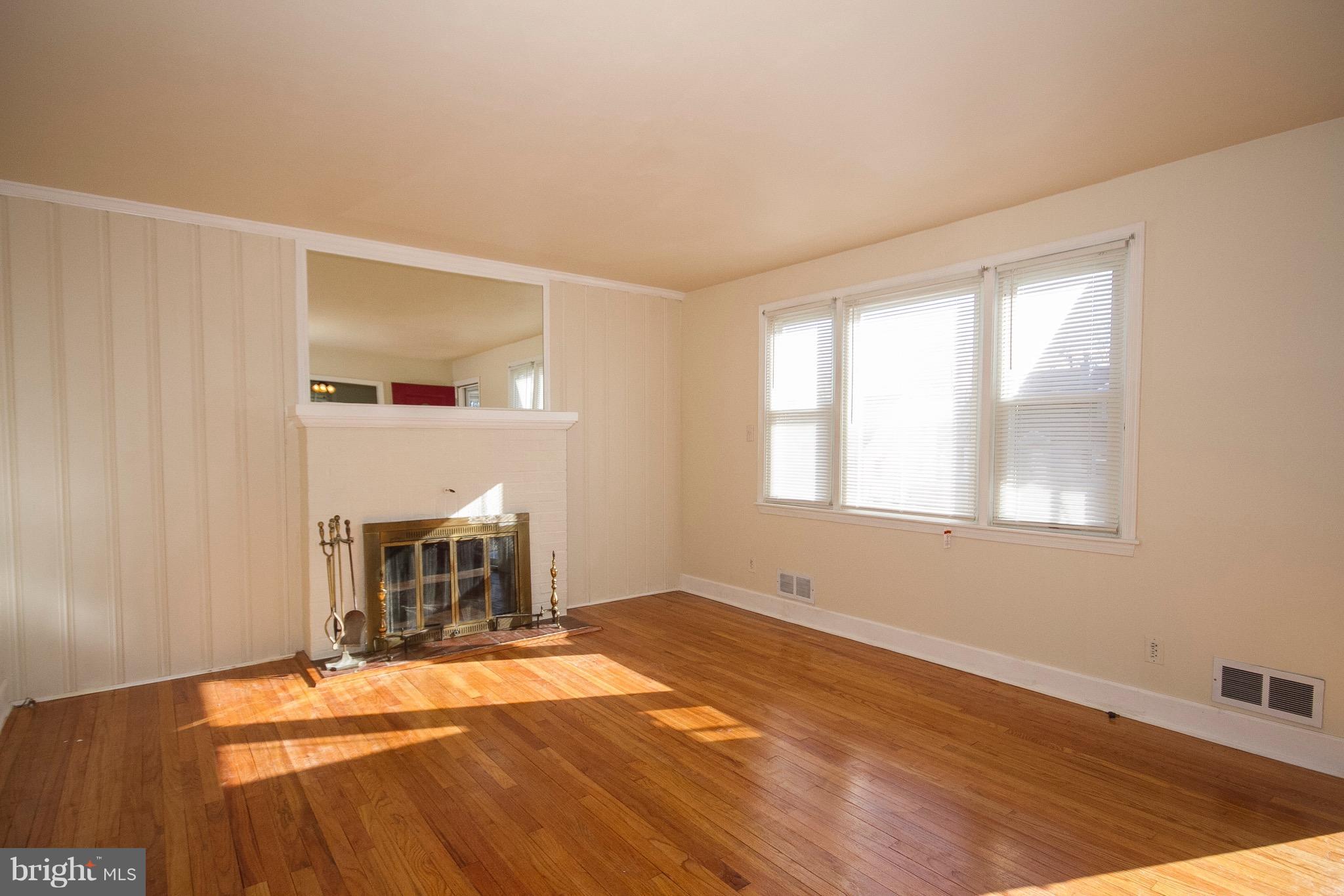 3820 Byfield Road Baltimore, MD 21207 - Photo 5 of 15 Living Room