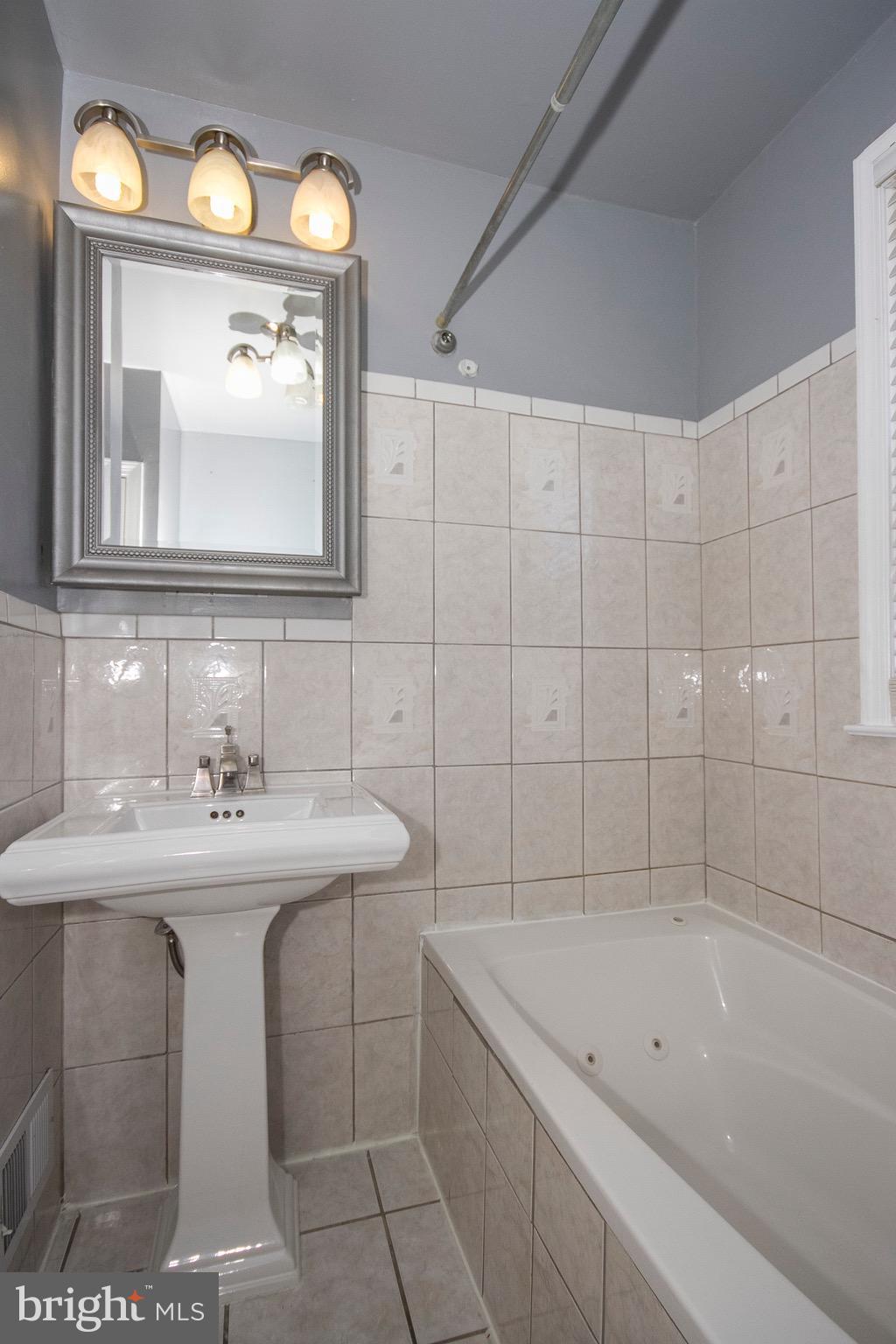 3820 Byfield Road Baltimore, MD 21207 - Photo 7 of 15 Bath