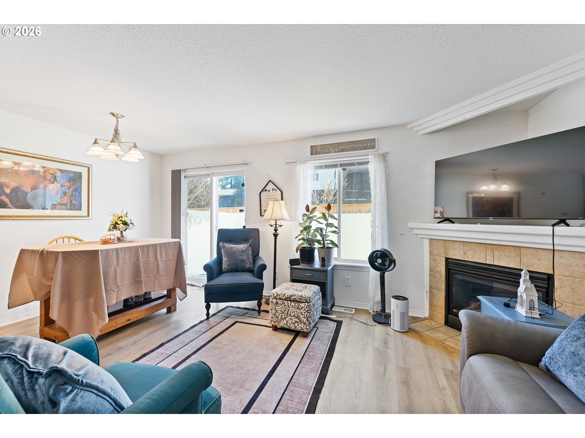 83 Southeast 176th Place Portland, OR 97233 - Photo 12 of 24 Living Room