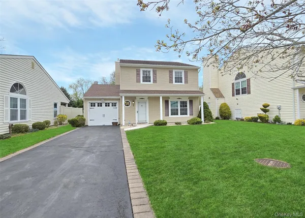 $555,000 | 7 Peacock Path, Coram, NY 11727