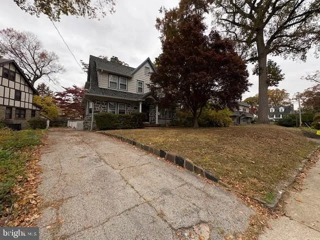a view of house with yard and trees