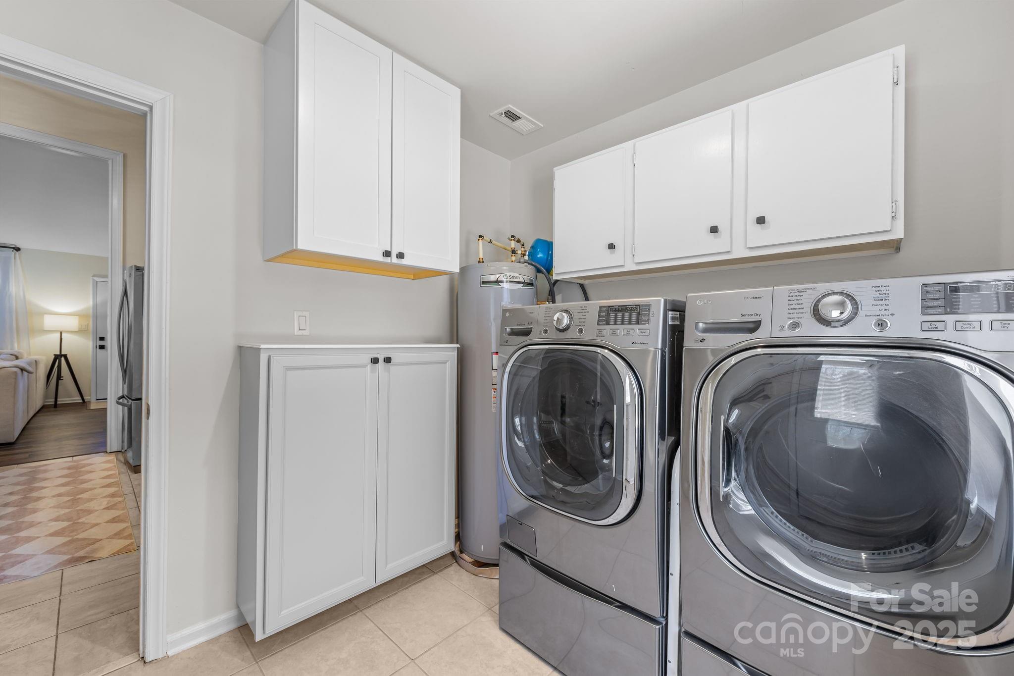 3512 Cross Winds Road Charlotte, NC 28227 - Photo 14 of 32 a utility room with dryer and washer