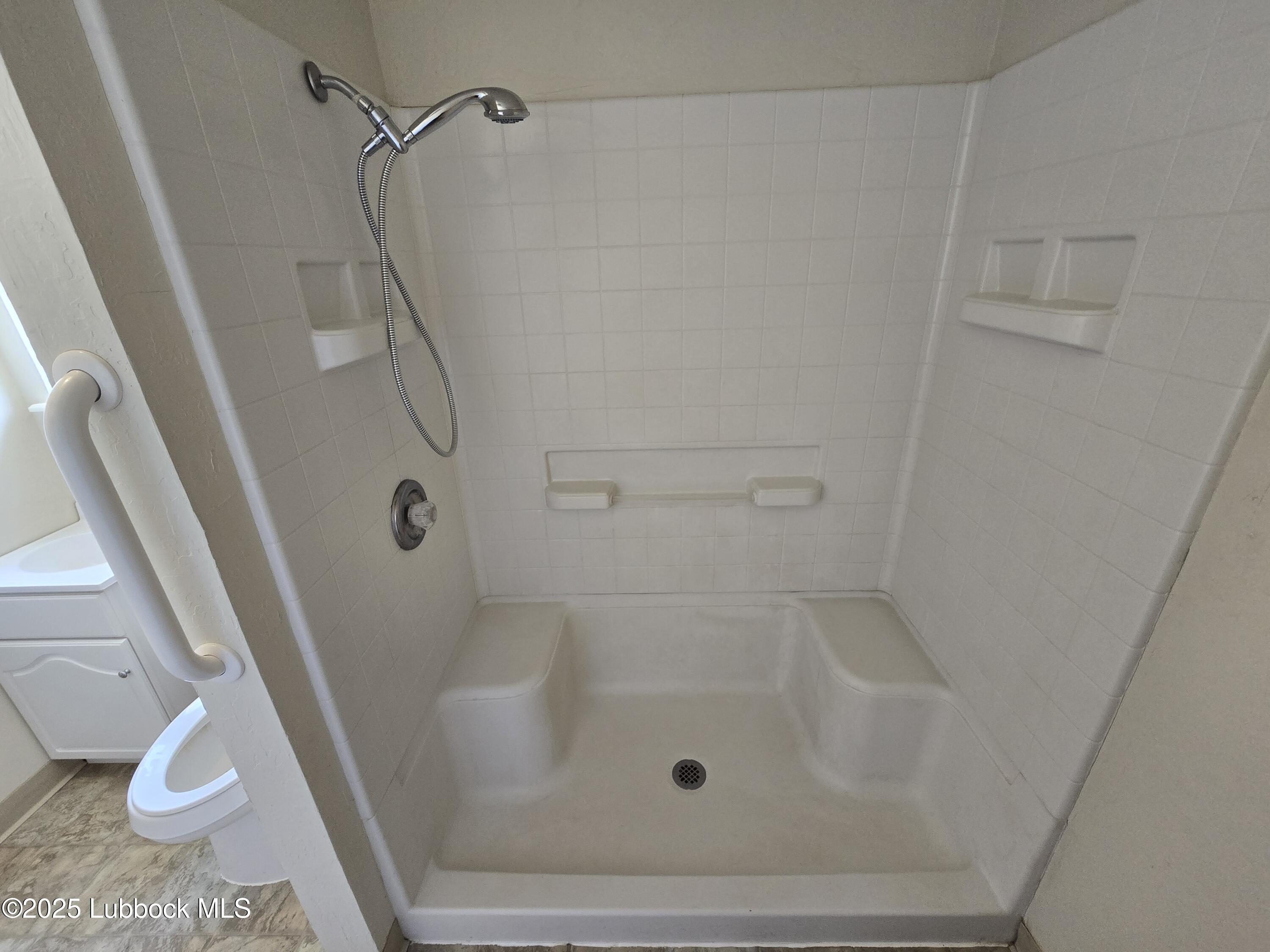 1681 Co Road Denver City, TX 79323 - Photo 25 of 30 a bathroom with a tub