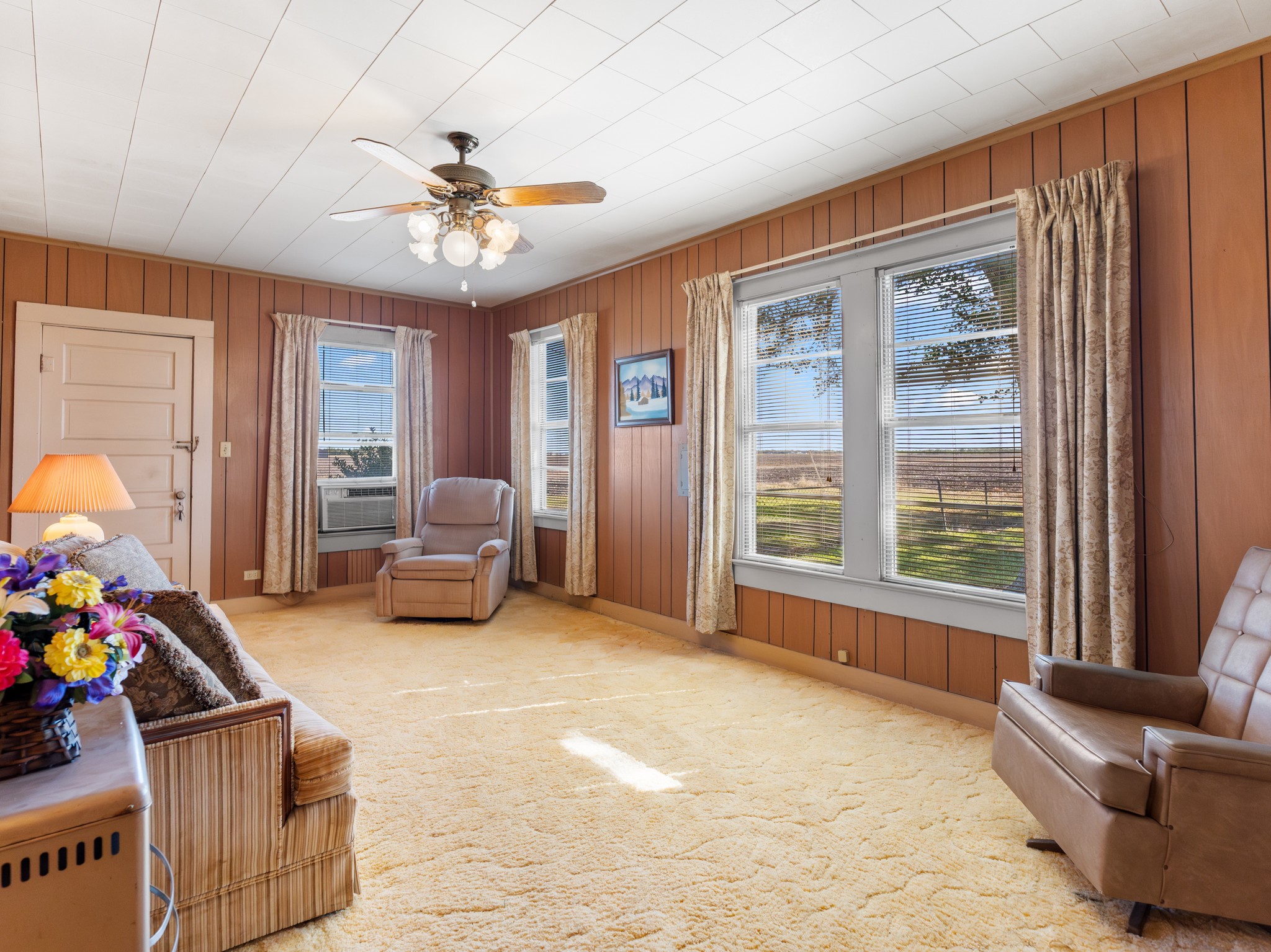 14309 Vrlla Road Guy, TX 77444 - Photo 32 of 41 a living room with furniture toys and a large window