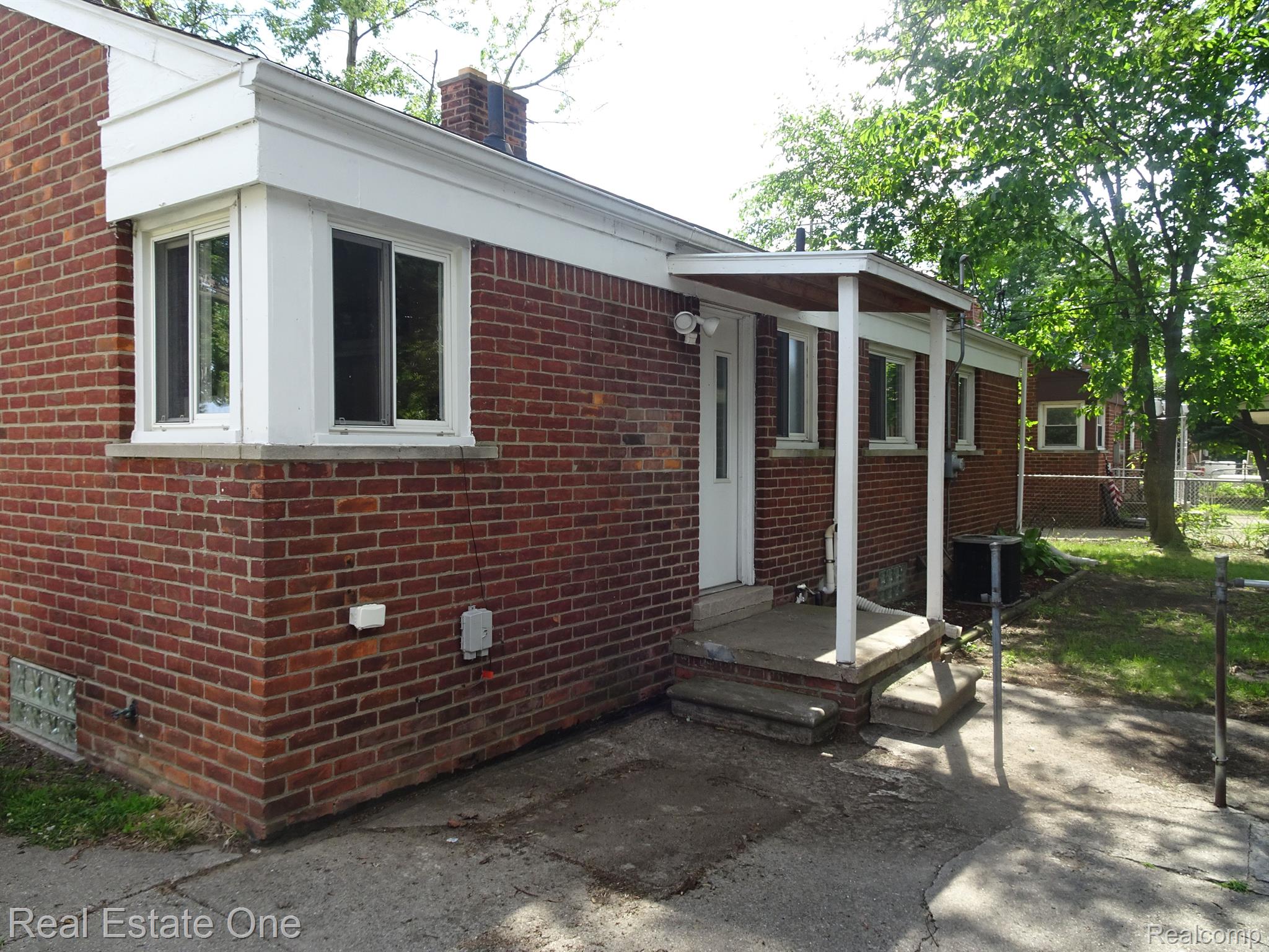 5325 East Thirteen Mile Road Warren, MI 48092 - Photo 5 of 23 Back Porch