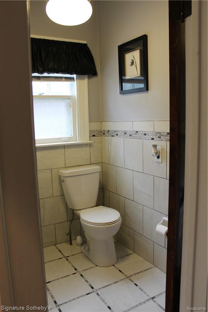 970 Pemberton Road Grosse Pointe, MI 48230 - Photo 8 of 34 Main Floor Lav