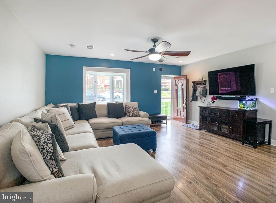 9231 Wesleyan Road Philadelphia, PA 19114 - Photo 6 of 31 Living Room