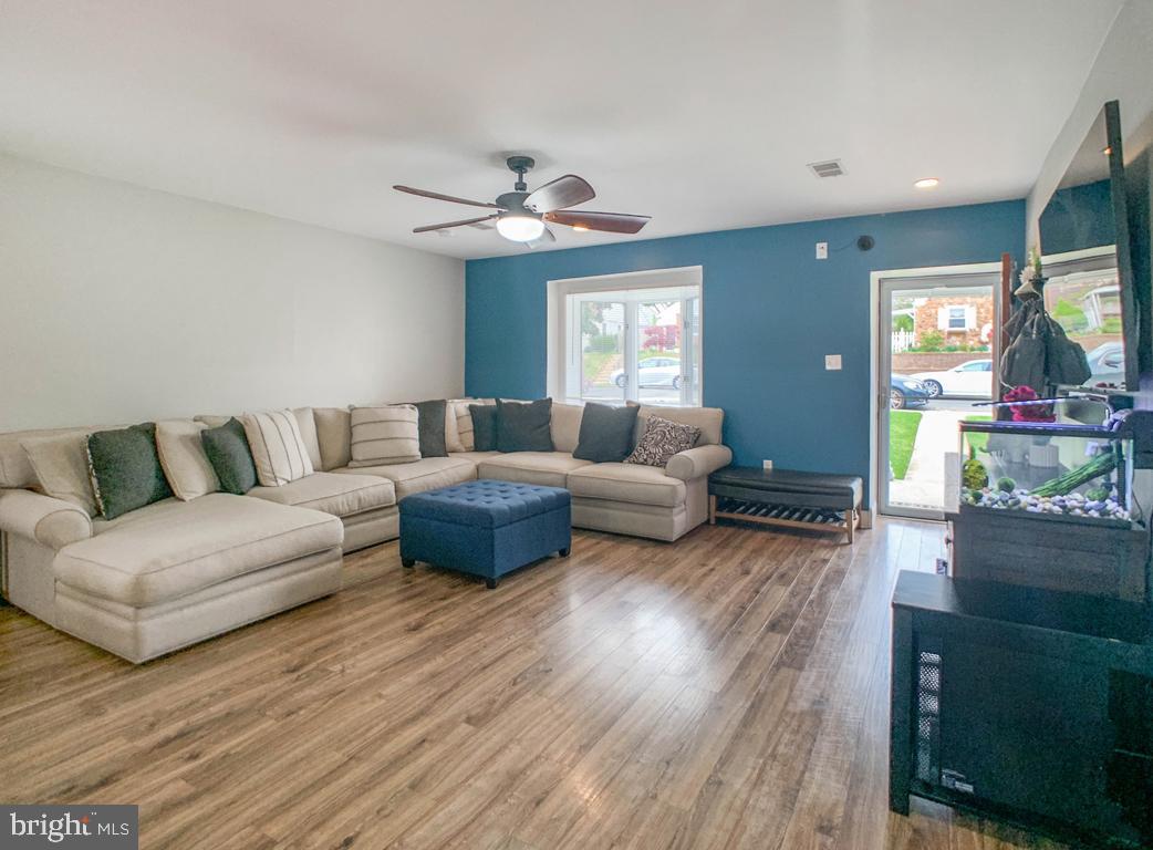 9231 Wesleyan Road Philadelphia, PA 19114 - Photo 7 of 31 Living Room