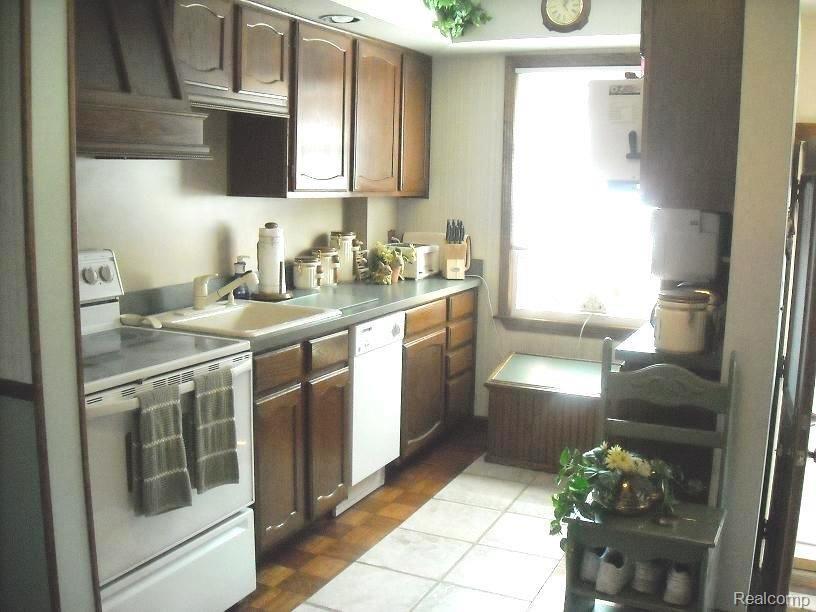 22778 David Eastpointe, MI 48021 - Photo 4 of 15 5 Kitchen