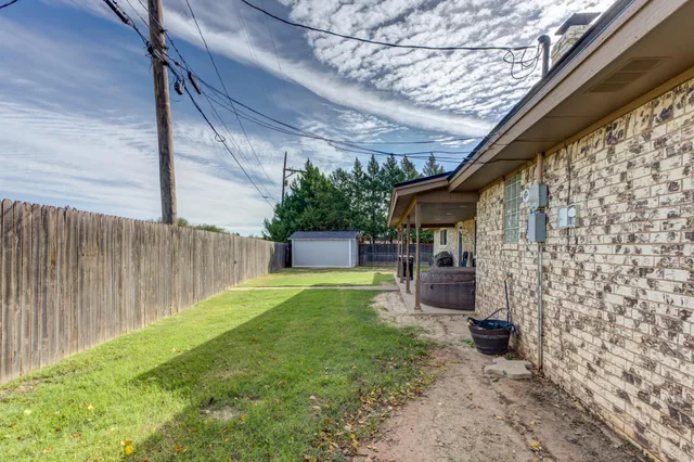 a view of a back yard