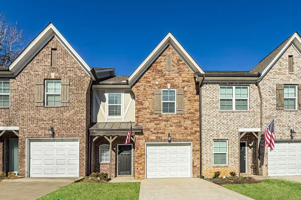 a view of front of a house with a yard