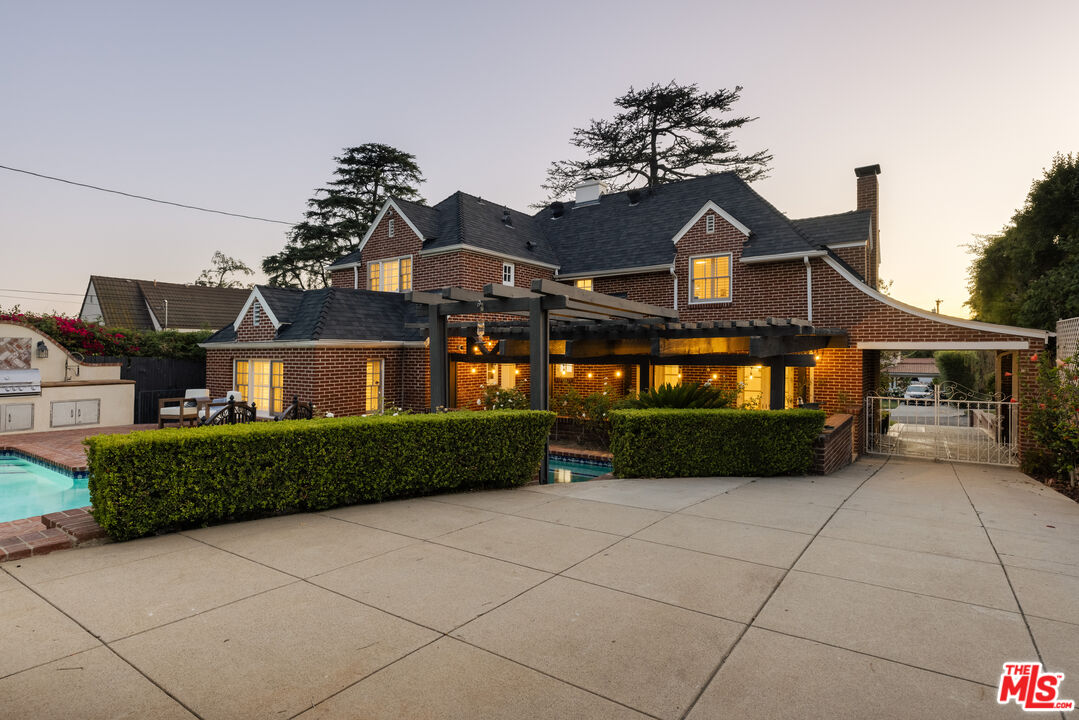 1640 Ard Eevin Avenue Glendale, CA 91202 - Photo 31 of 32 a front view of a house with a garden
