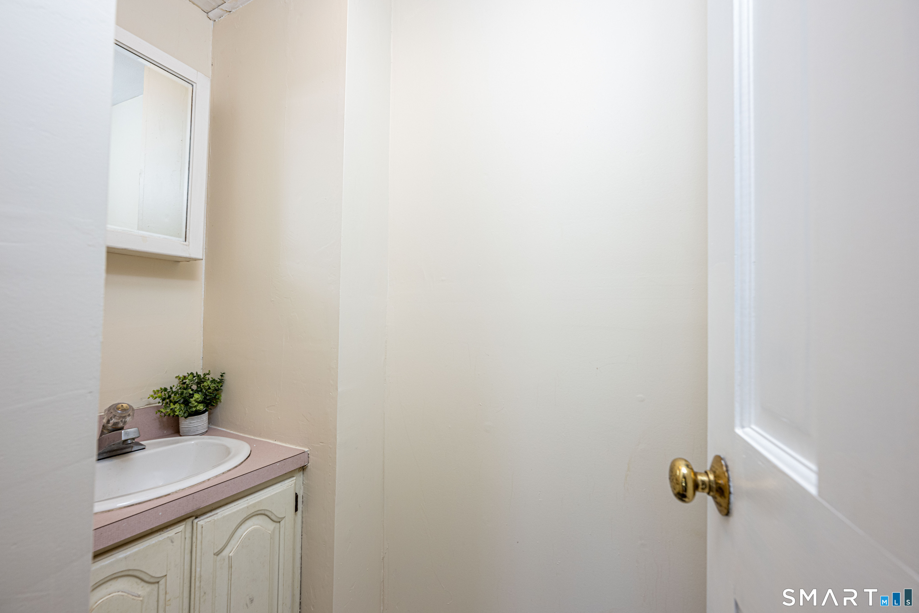 45 Rimmon Road North Haven, CT 06473 - Photo 18 of 40 Half bath on the first floor.