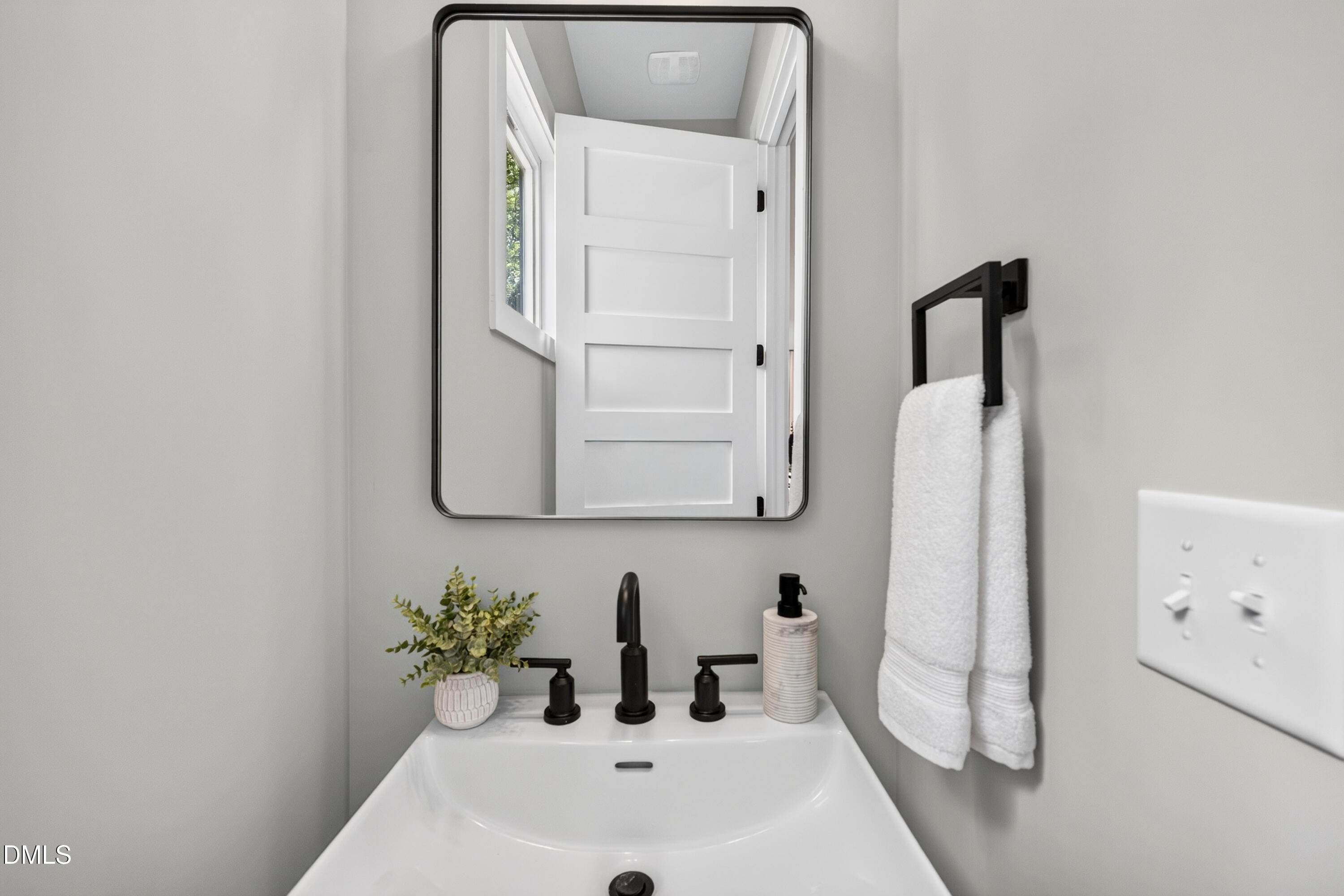 541 Bragg Street Raleigh, NC 27601 - Photo 10 of 44 Half bath