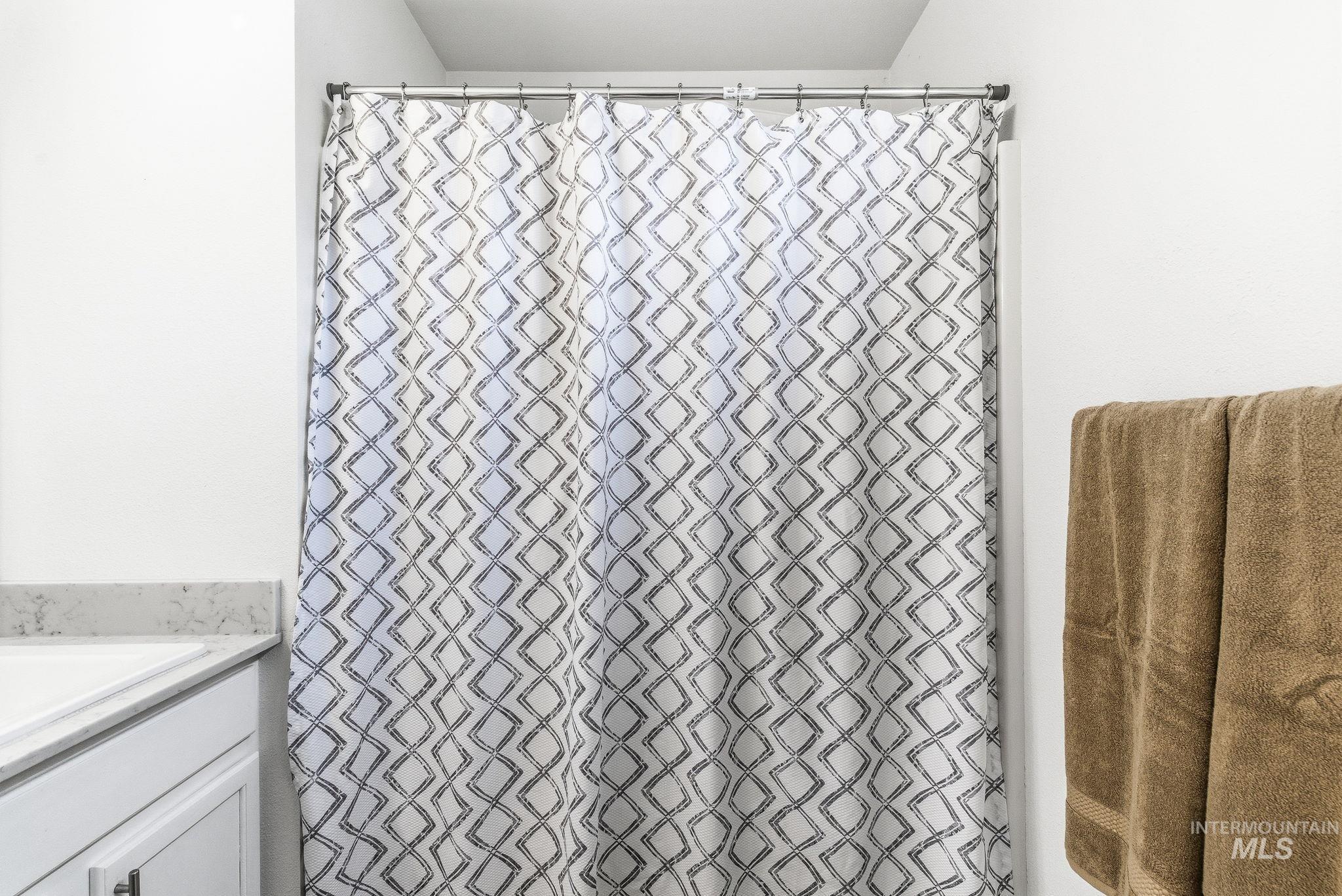 696 West Rams Hill Street Kuna, ID 83634 - Photo 29 of 46 Bathroom with vanity and curtained shower