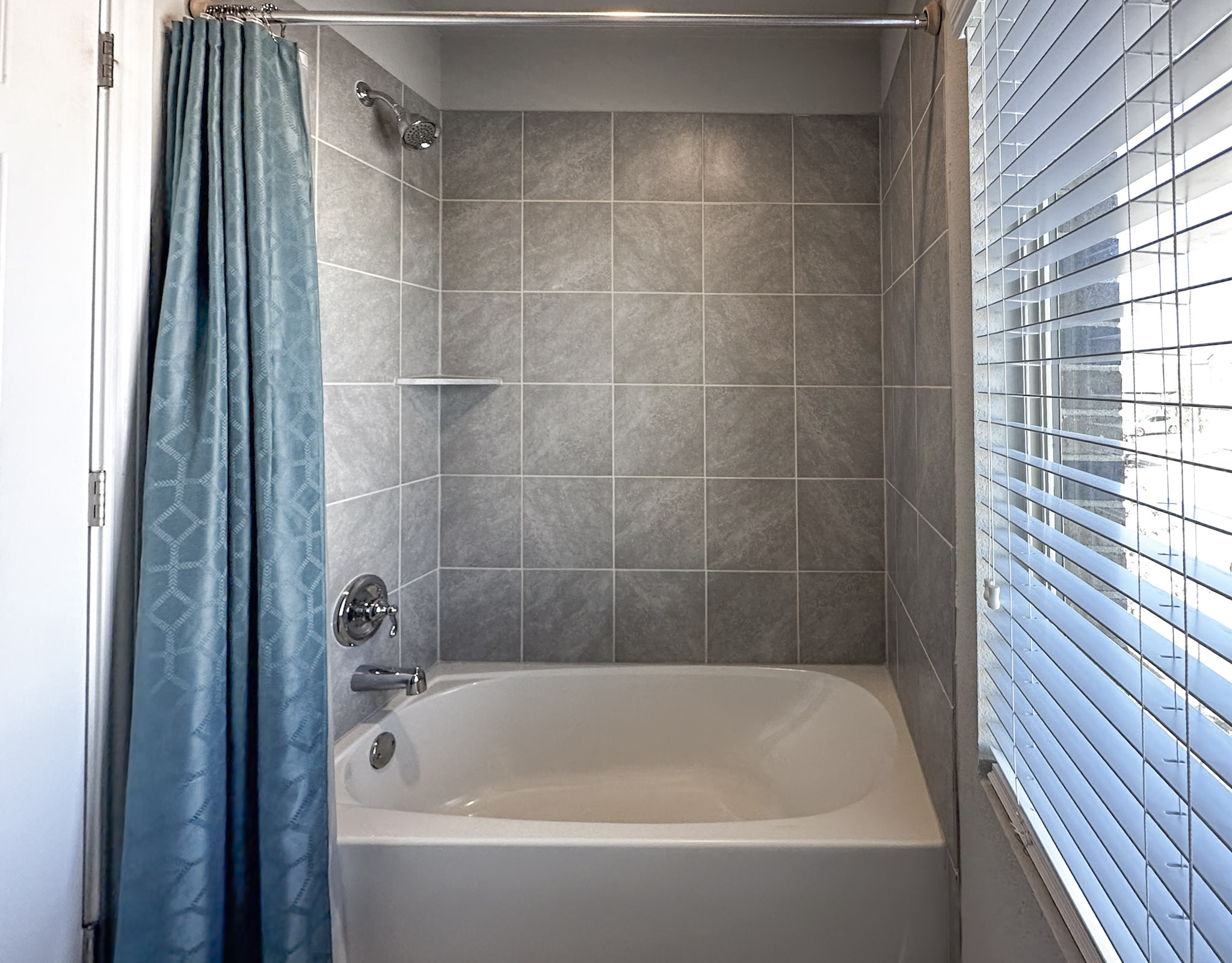 11005 Players Path Austin, TX 78747 - Photo 31 of 40 Bathroom with shower / bath combination with curtain