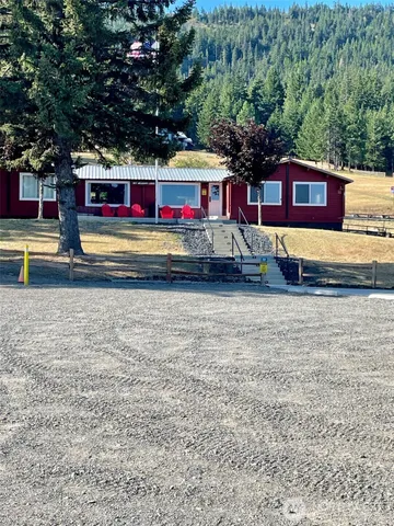 a view of a yard with a house