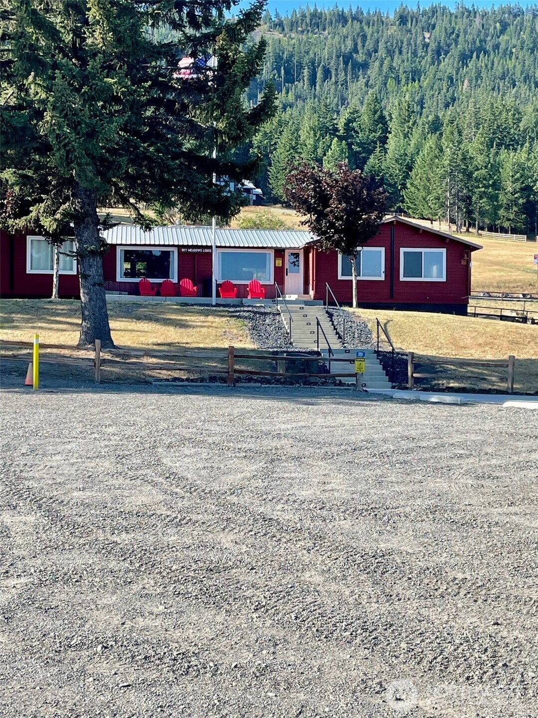 1290 Rodeo Road Cle Elum, WA 98922 - Photo 2 of 3 a view of a yard with a house