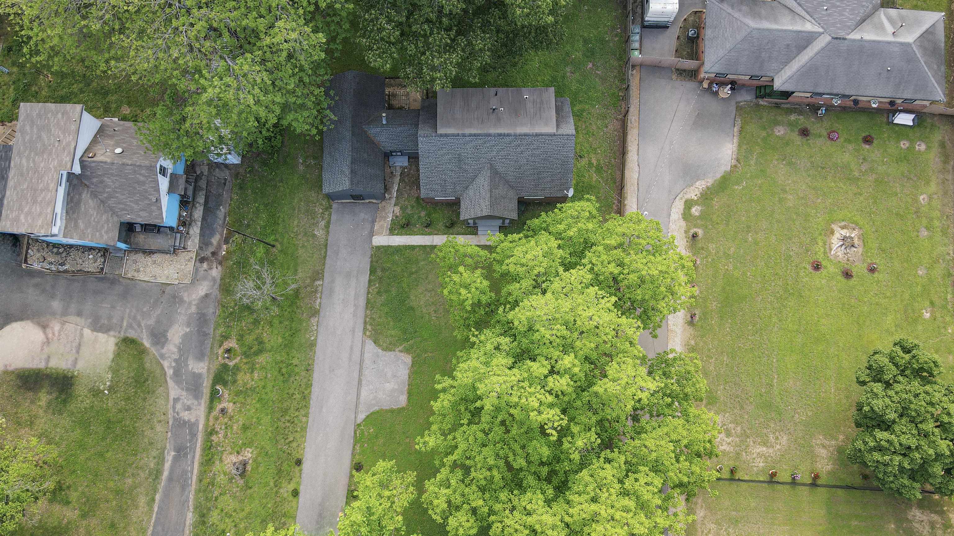 3321 Lakeview Road Memphis, TN 38116 - Photo 29 of 30 an aerial view of a house with a yard lake and outdoor seating