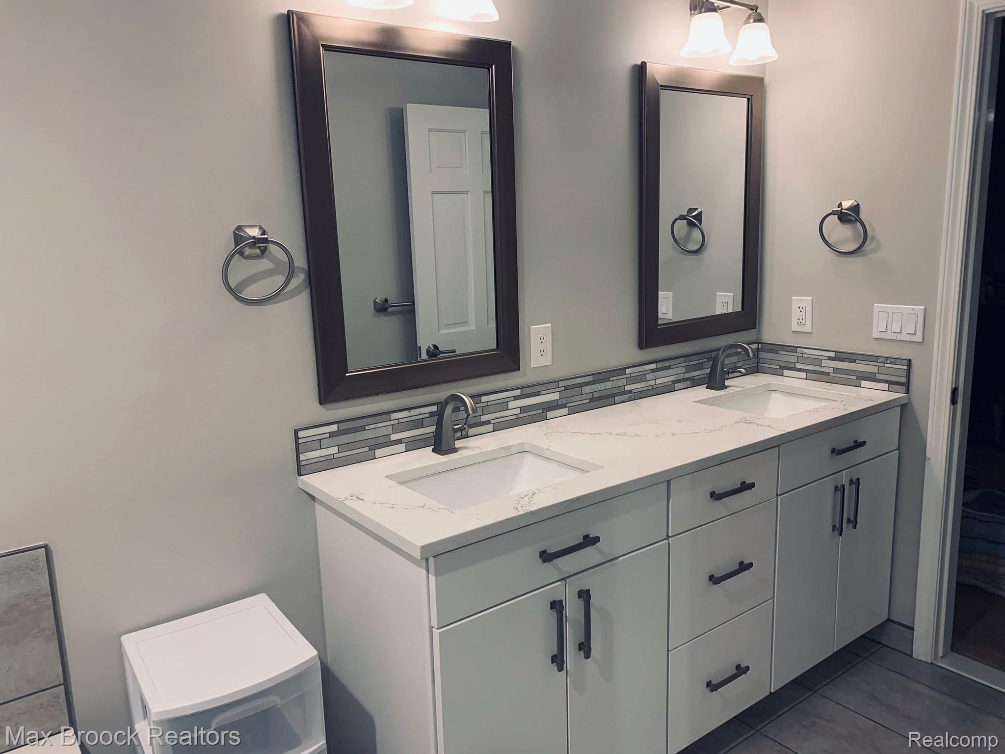 2887 Current Drive Rochester, MI 48309 - Photo 9 of 17 Master-Bath-1.jpg