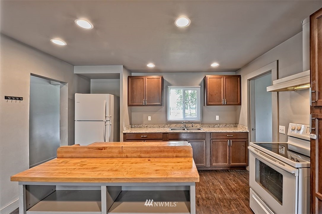2909 Massey Road Everson, WA 98247 - Photo 11 of 27 a kitchen with stainless steel appliances granite countertop a sink stove and refrigerator