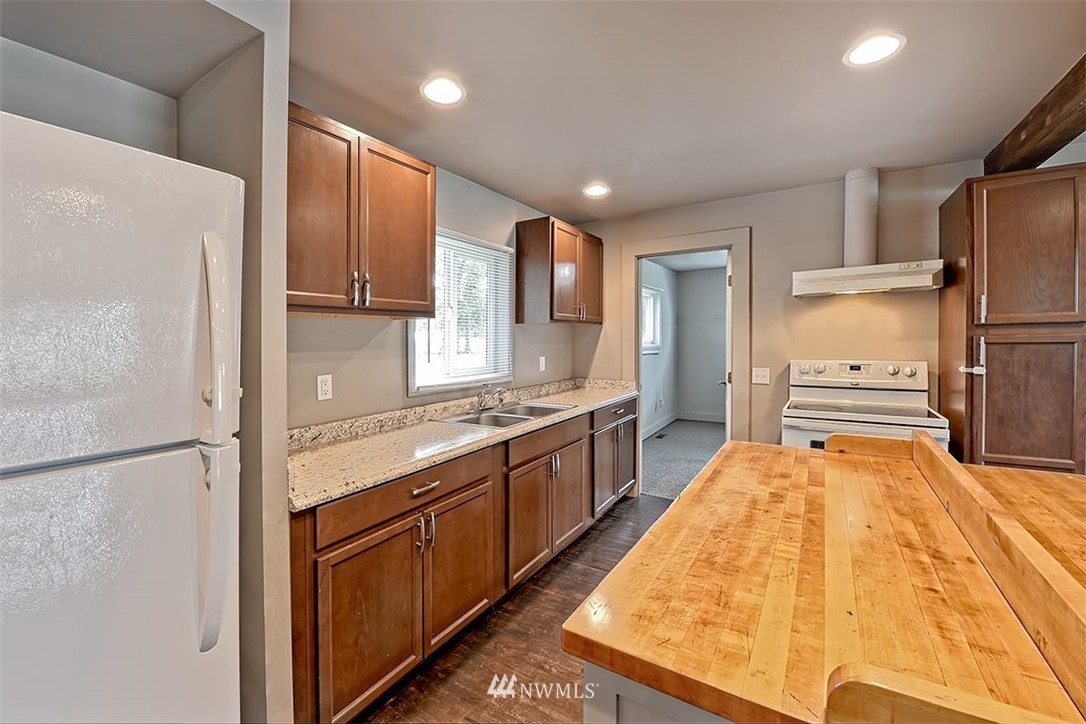2909 Massey Road Everson, WA 98247 - Photo 10 of 27 a large kitchen with stainless steel appliances a refrigerator and a stove