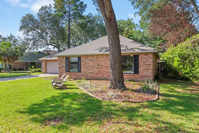 $469,900 | 207 Oakwood Circle, Niceville, FL 32578