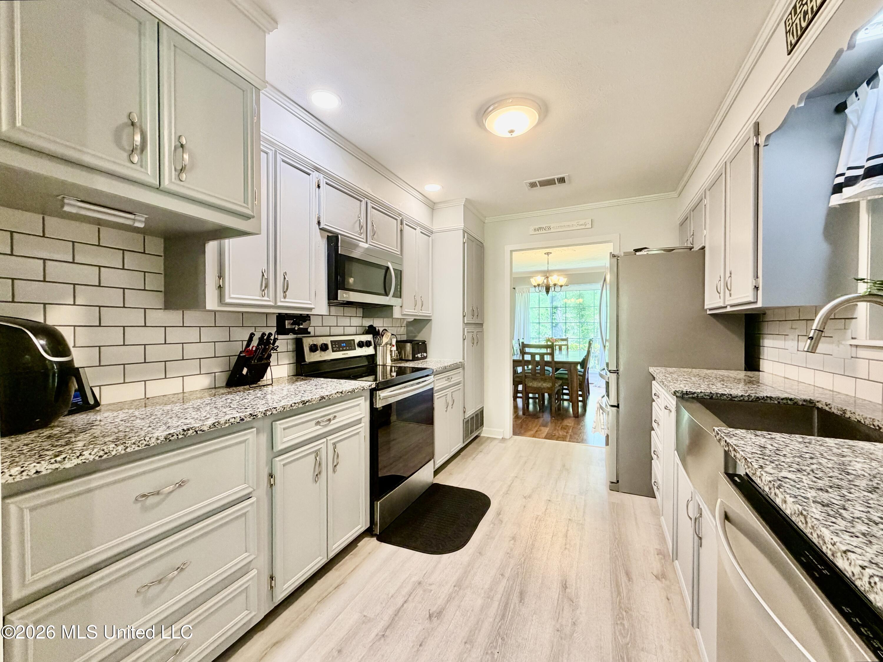 218 Gillespie Circle Raymond, MS 39154 - Photo 16 of 42 gillkitchen22168