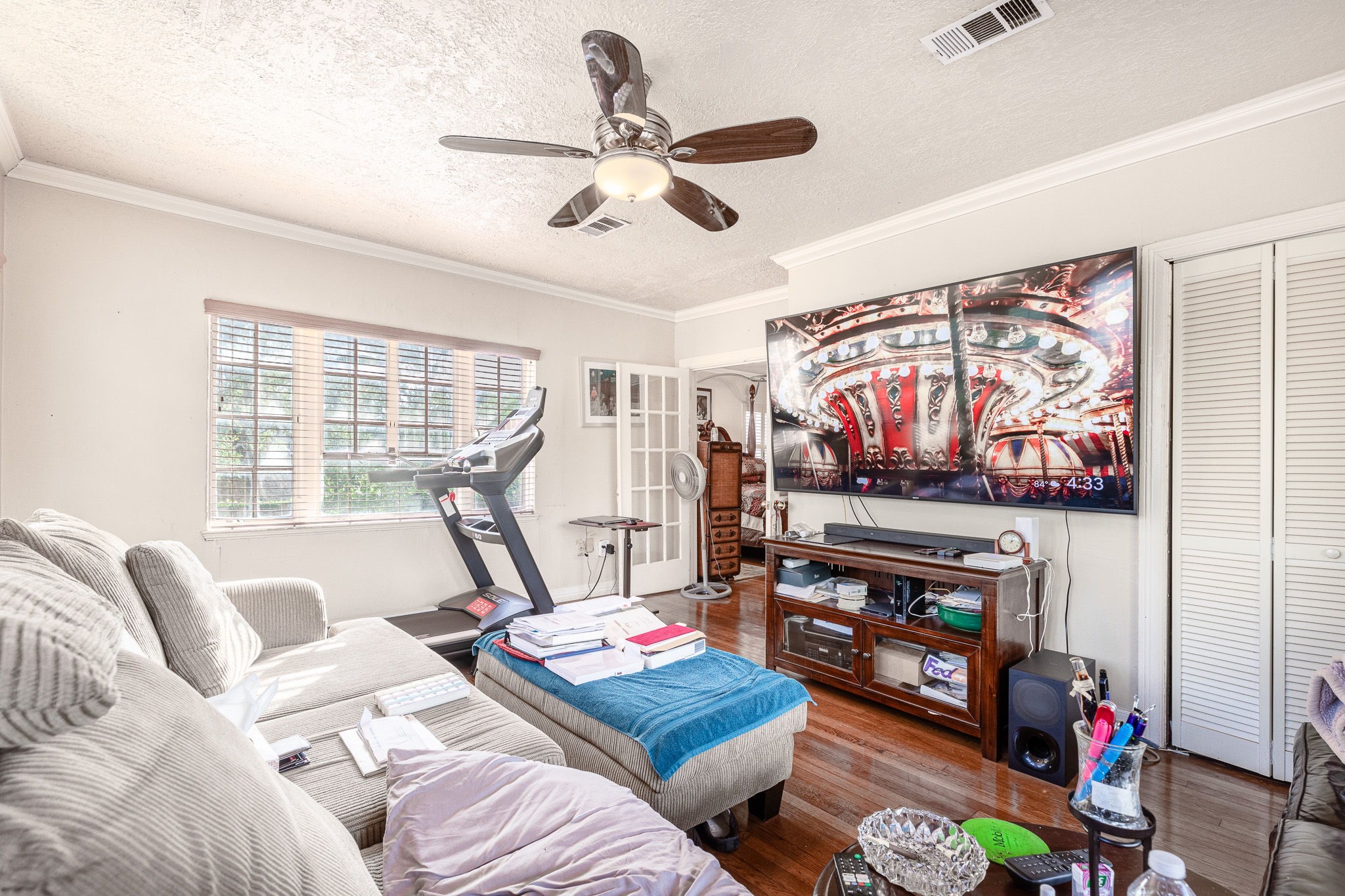 3620 South MacGregor Way Houston, TX 77021 - Photo 16 of 21 a living room with furniture and a flat screen tv