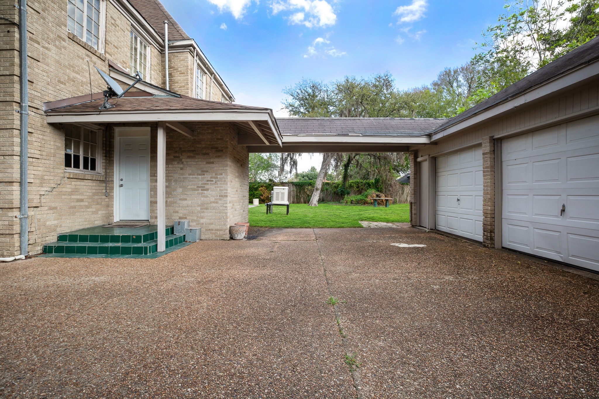 3620 South MacGregor Way Houston, TX 77021 - Photo 17 of 21 a view of a house with a yard and garage