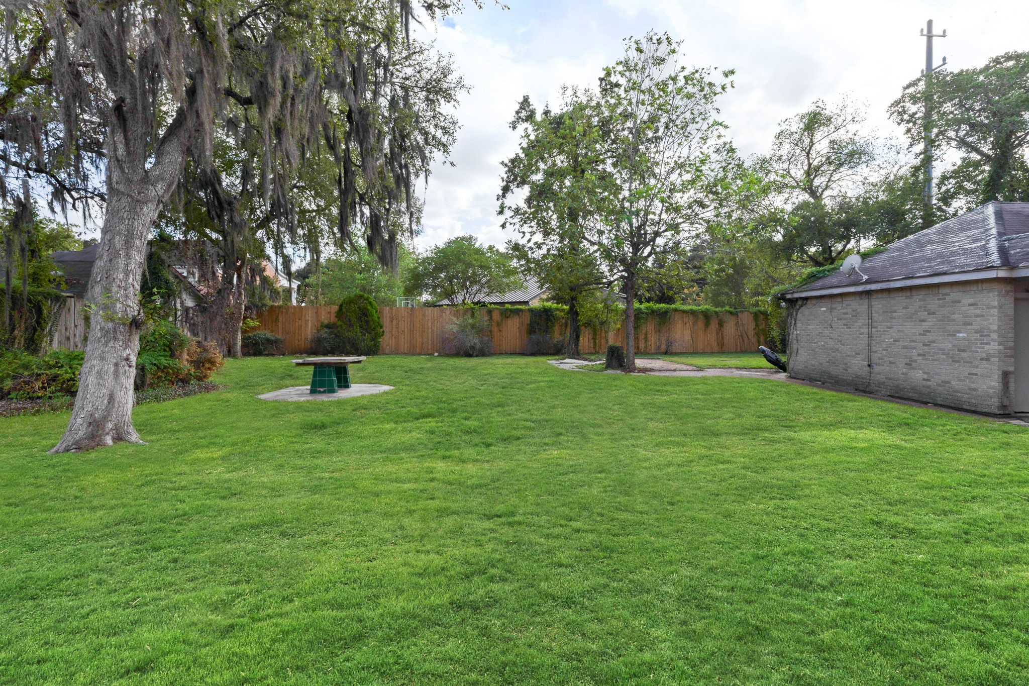 3620 South MacGregor Way Houston, TX 77021 - Photo 20 of 21 a backyard of a house with lots of green space