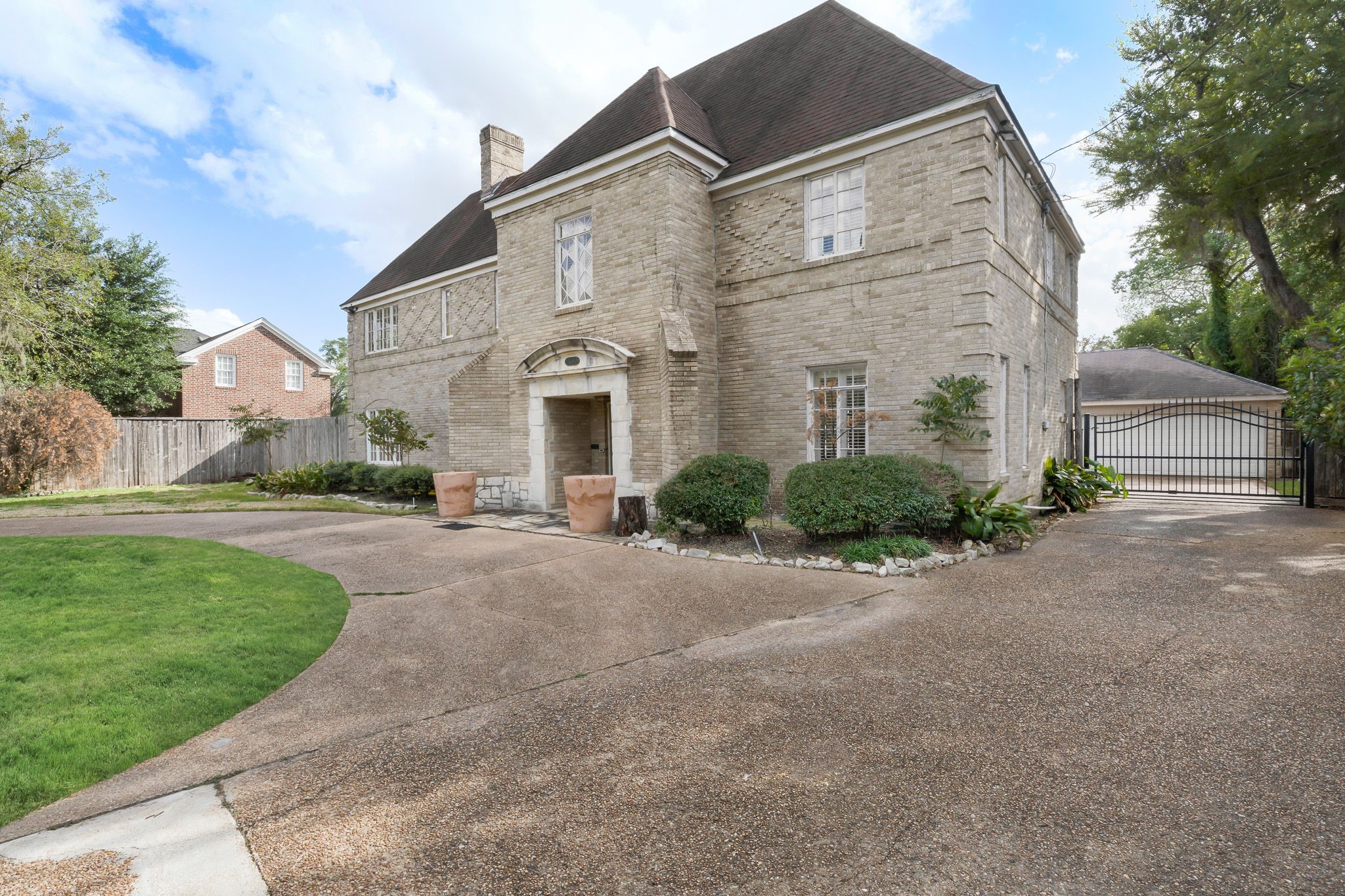 3620 South MacGregor Way Houston, TX 77021 - Photo 2 of 21 a front view of a house with a yard and garage