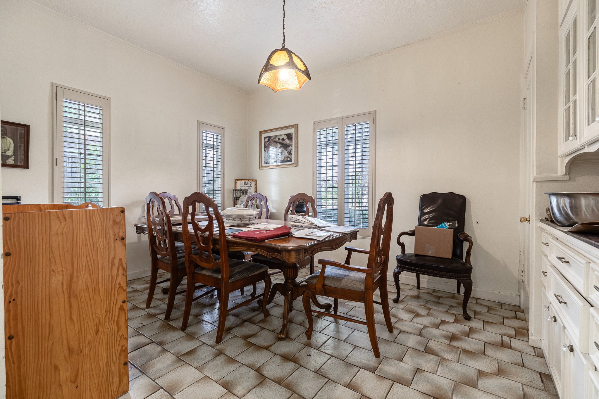 3620 South MacGregor Way Houston, TX 77021 - Photo 5 of 21 a view of a dining room with furniture and chandelier