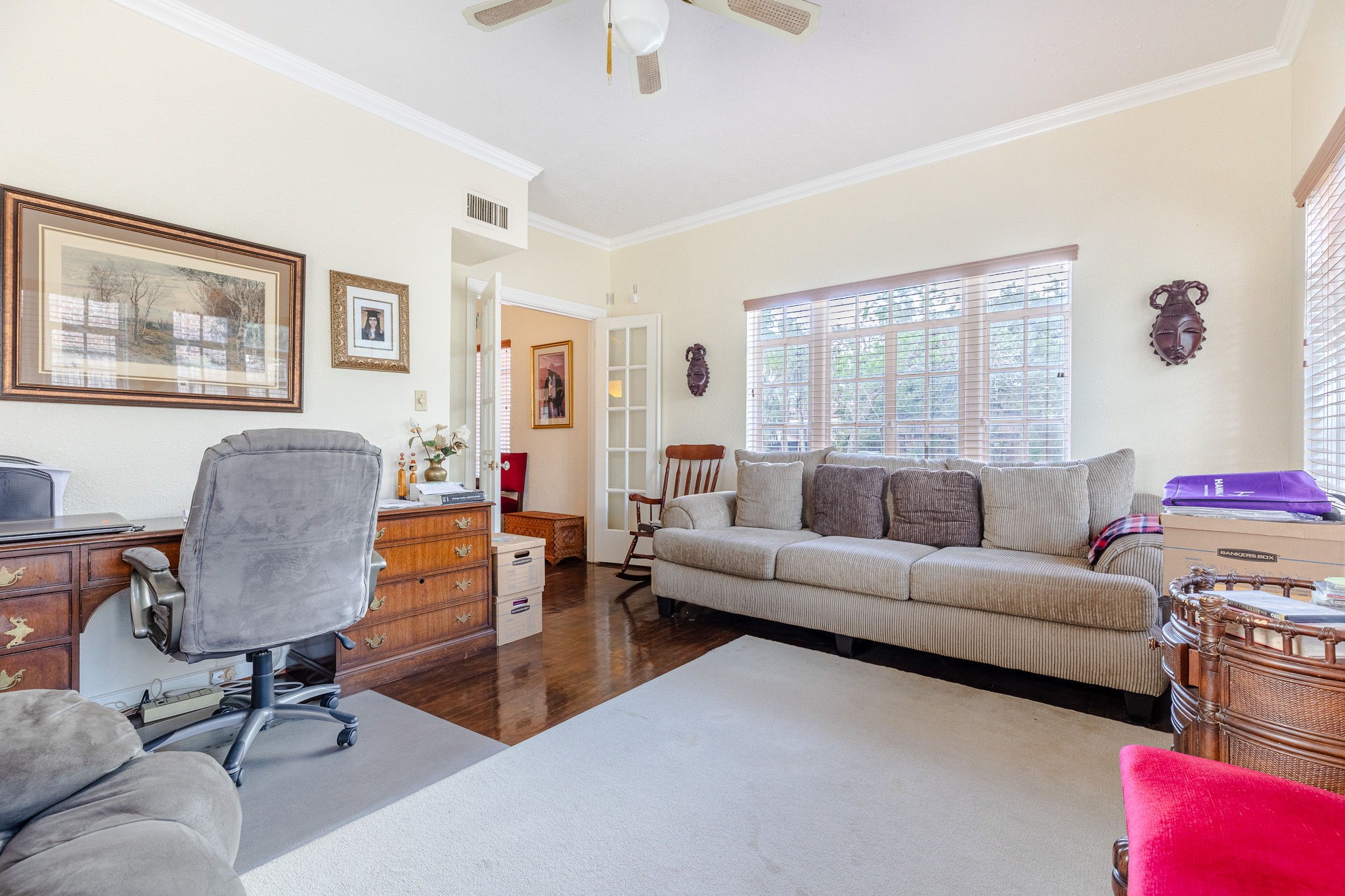3620 South MacGregor Way Houston, TX 77021 - Photo 7 of 21 a living room with furniture and a window