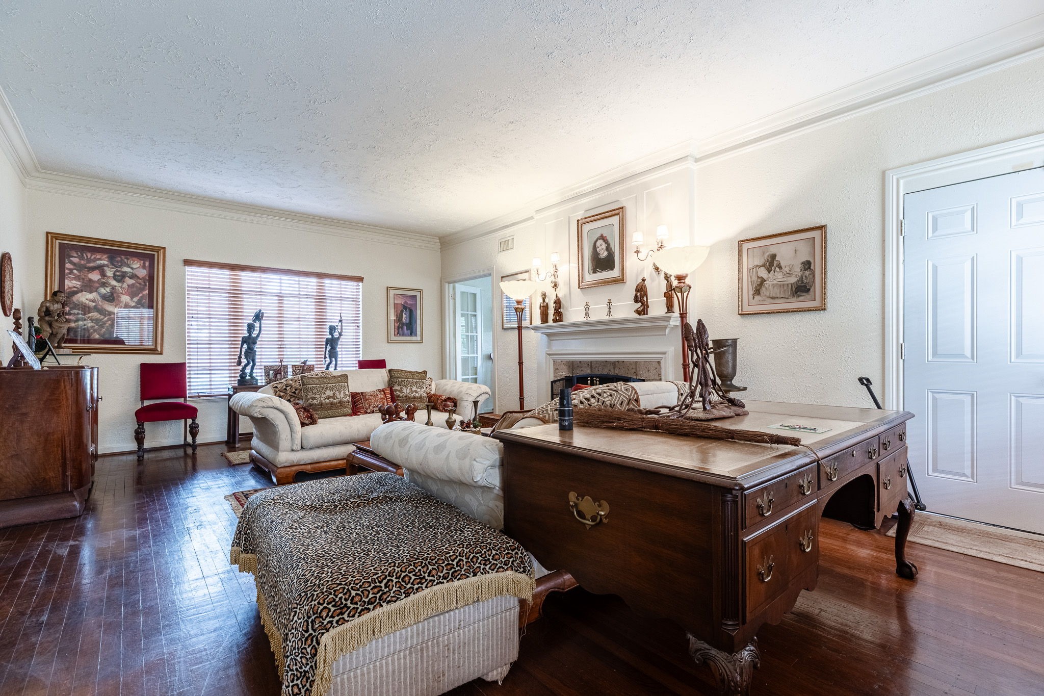 3620 South MacGregor Way Houston, TX 77021 - Photo 8 of 21 a living room with furniture and a fireplace