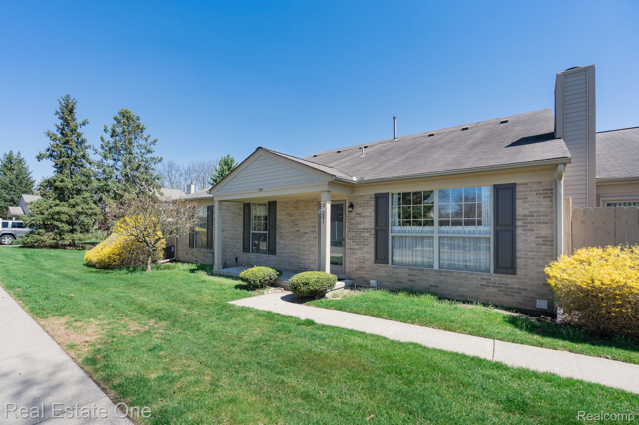 170 Pine Tree Ridge, Unit 2 Waterford, MI 48327 - Photo 2 of 29 Gallery Image 2