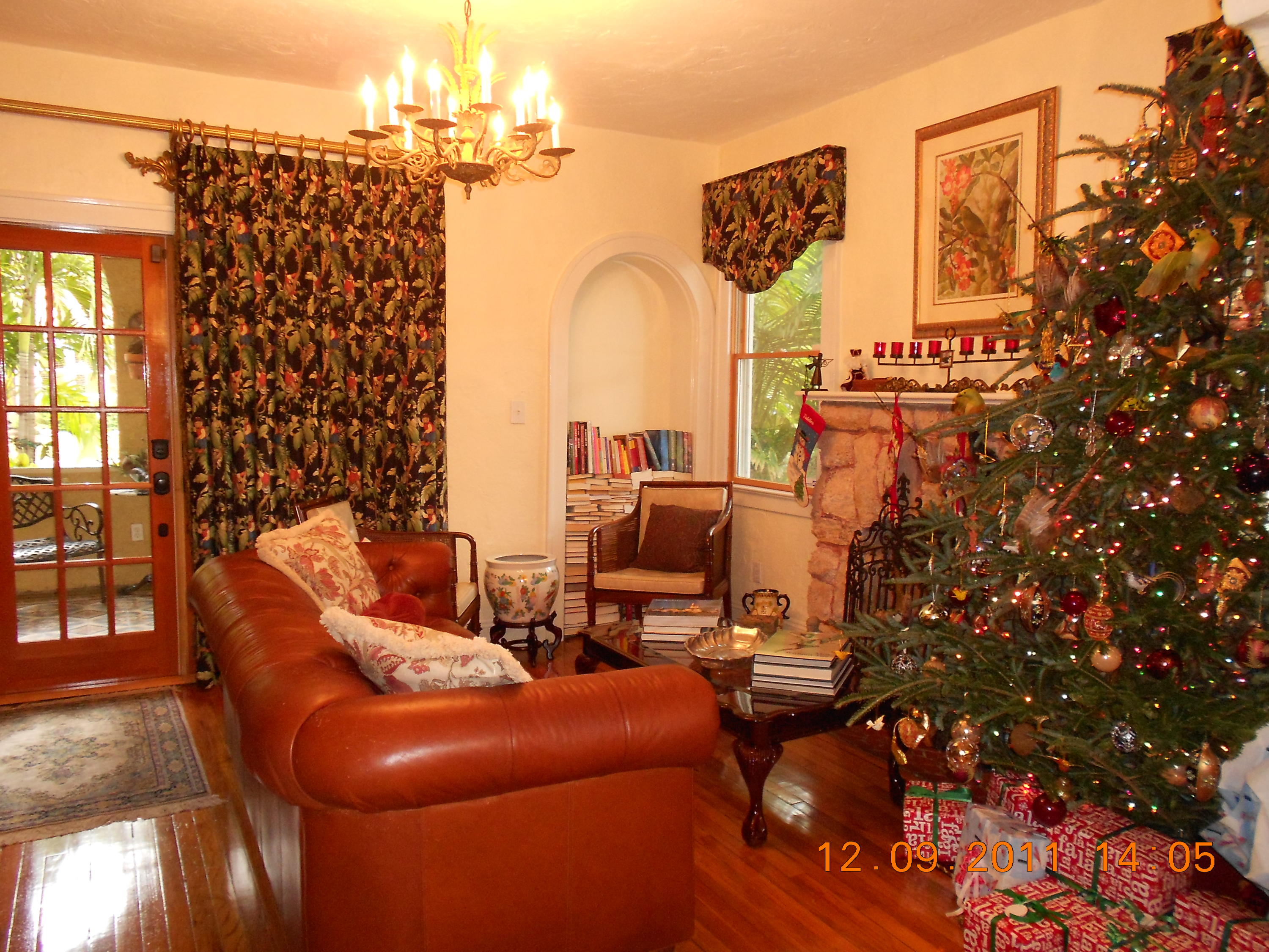 818 Avon Road West Palm Beach, FL 33401 - Photo 6 of 17 Living room