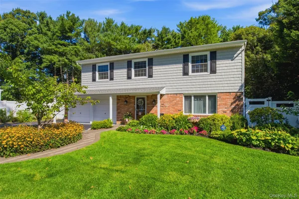$899,000 | 17 White Cliff Lane, Nesconset, NY 11767