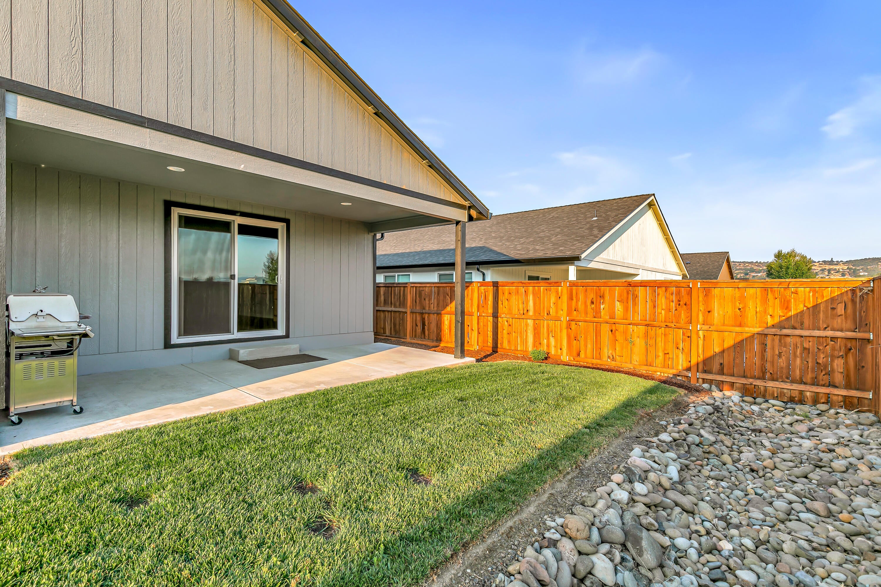 694 Nottingham Terrace Eagle Point, OR 97524 - Photo 35 of 43 9R9A4743