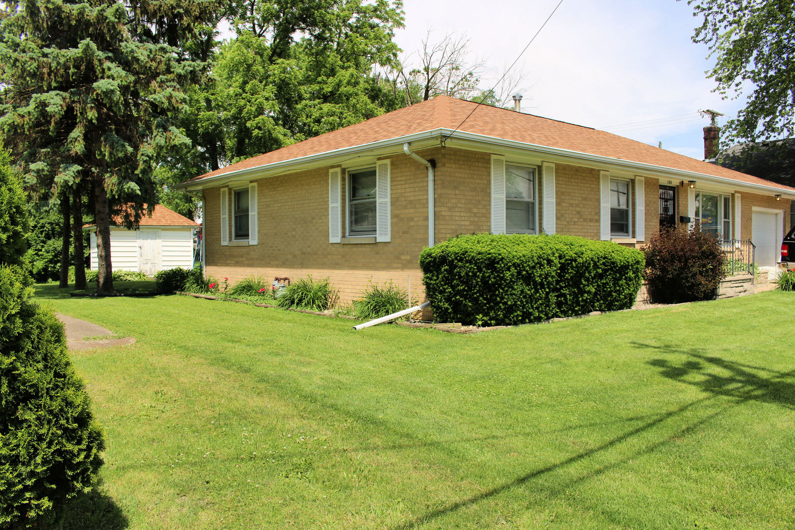 135 Ottawa Road Paxton, IL 60957 - Photo 3 of 21 a front view of house with yard and green space