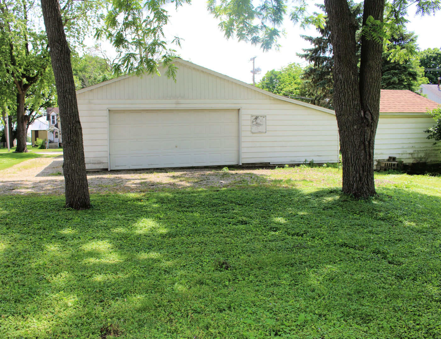 135 Ottawa Road Paxton, IL 60957 - Photo 4 of 21 a front view of a house with garden