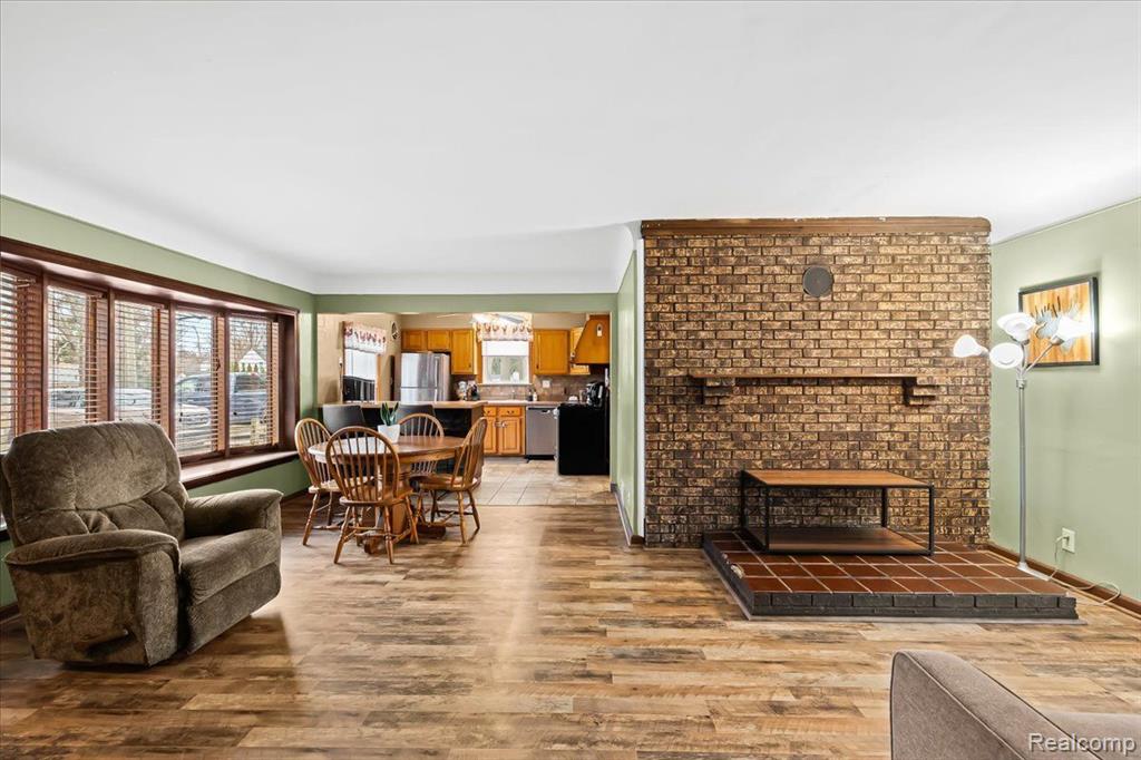 16524 Rougeway Street Livonia, MI 48154 - Photo 4 of 21 Gallery Image 4